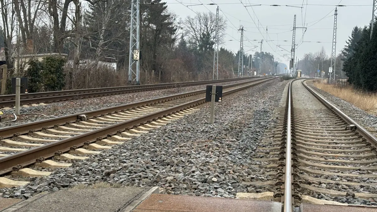 In Hosena zweigt die Kamenzer Bahn (rechts) von der Hauptstrecke Ruhland – Hoyerswerda ab. Diesen rund 50 Kilometer langen Abschnitt bis Arnsdorf will die Bahn ertüchtigen.