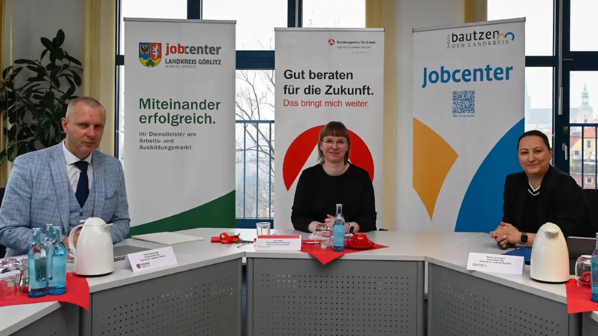 Analysieren den Arbeitsmarkt in Ostsachsen: Felix Breitenstein (links; Leiter des Jobcenters Landkreis Görlitz), Anna Metz (Mitte; Geschäftsführerin Operativ der Agentur für Arbeit Bautzen) und Nadin Herrndorf (rechts; Leiterin Jobcenter Landkreis Bautzen).