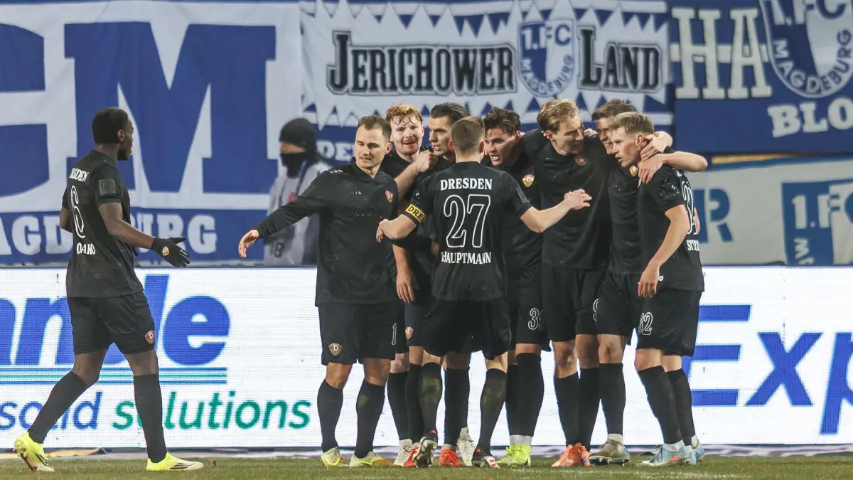 1. FC Magdeburg - Dynamo Dresden: 24.01.2026, Sachsen-Anhalt, Magdeburg: Fußball: 2. Bundesliga, 1. FC Magdeburg - Dynamo Dresden, 19. Spieltag, Avnet Arena. Thomas Leon Keller (4.v.r, Dynamo Dresden) trifft zum 2:1 und freut sich mit seinen Mannschaftskollegen. Foto: Andreas Gora/dpa - WICHTIGER HINWEIS: Gemäß den Vorgaben der DFL Deutsche Fußball Liga bzw. des DFB Deutscher Fußball-Bund ist es untersagt, in dem Stadion und/oder vom Spiel angefertigte Fotoaufnahmen in Form von Sequenzbildern und/oder videoähnlichen Fotostrecken zu verwerten bzw. verwerten zu lassen. +++ dpa-Bildfunk +++