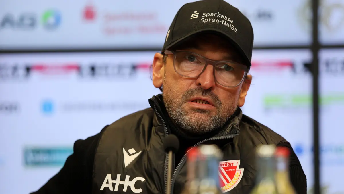 Fussball 3. Liga 2025/2026 FC Energie Cottbus - 1, FC Schweinfurt 05: Trainer Claus-Dieter Wollitz (Energie Cottbus)