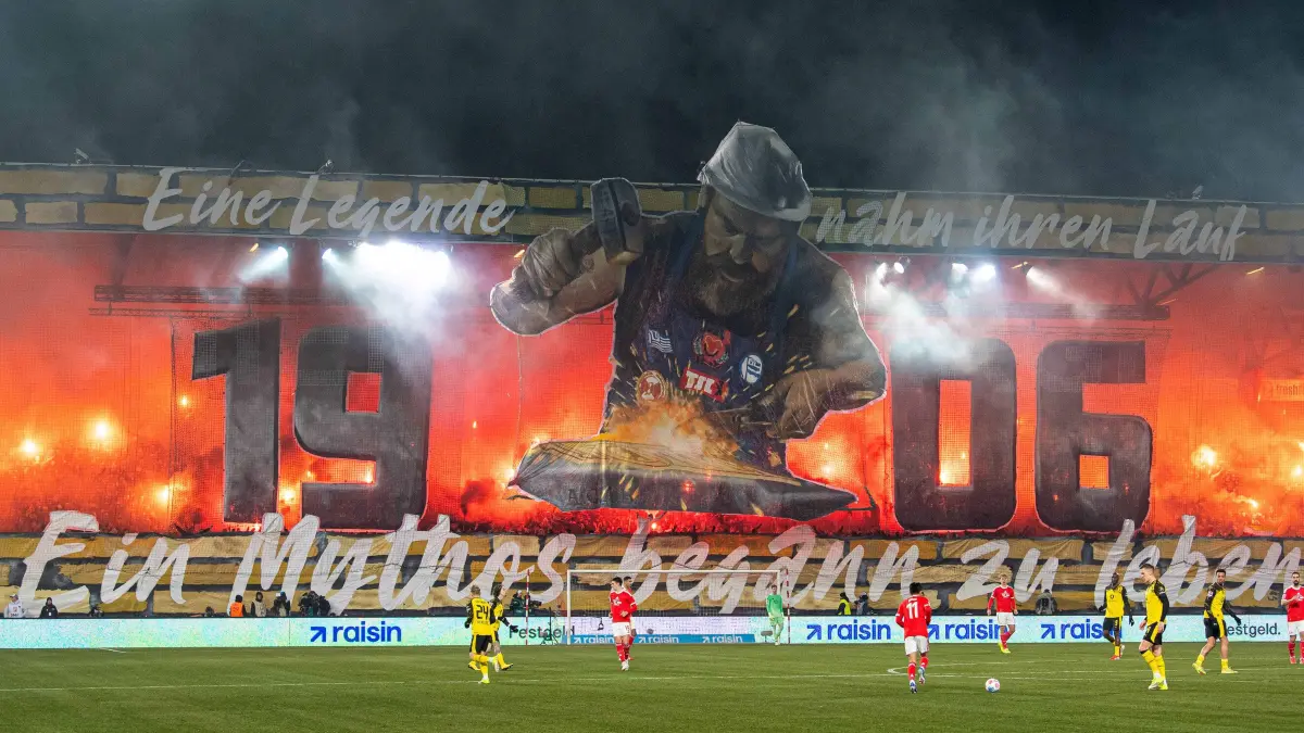 1. BL 1. FC Union - Borussia Dortmund 2025/26: Fußball, Herren, Saison 2025/2026, 1. Bundesliga (19. Spieltag), 1. FC Union Berlin - Borussia Dortmund, Fans von Union mit Choreografie anlässlich des 60. Geburtstags, 24.01.2026, Foto: Sebastian Räppold / Matthias Koch