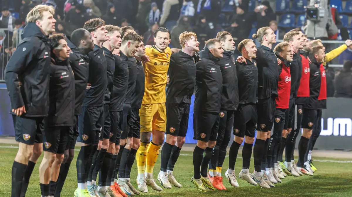 1. FC Magdeburg - Dynamo Dresden: 24.01.2026, Sachsen-Anhalt, Magdeburg: Fußball: 2. Bundesliga, 1. FC Magdeburg - Dynamo Dresden, 19. Spieltag, Avnet Arena. Die Mannschaft von Dynamo Dresden feiert mit ihren Fans den Sieg. (zu dpa: «Das neue Dynamo: Hinten stark, bei Standards effektiv») Foto: Andreas Gora/dpa - WICHTIGER HINWEIS: Gemäß den Vorgaben der DFL Deutsche Fußball Liga bzw. des DFB Deutscher Fußball-Bund ist es untersagt, in dem Stadion und/oder vom Spiel angefertigte Fotoaufnahmen in Form von Sequenzbildern und/oder videoähnlichen Fotostrecken zu verwerten bzw. verwerten zu lassen. +++ dpa-Bildfunk +++