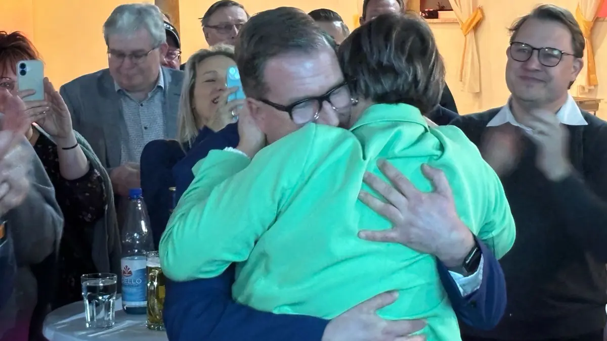 Erleichterung bei den Erberts: Der Gewinner der Landratswahl OSL, Alexander Erbert, feiert mit Ehefrau Katrin, Freunden und Unterstützern im Gasthof in Meuro seinen Wahlsieg.