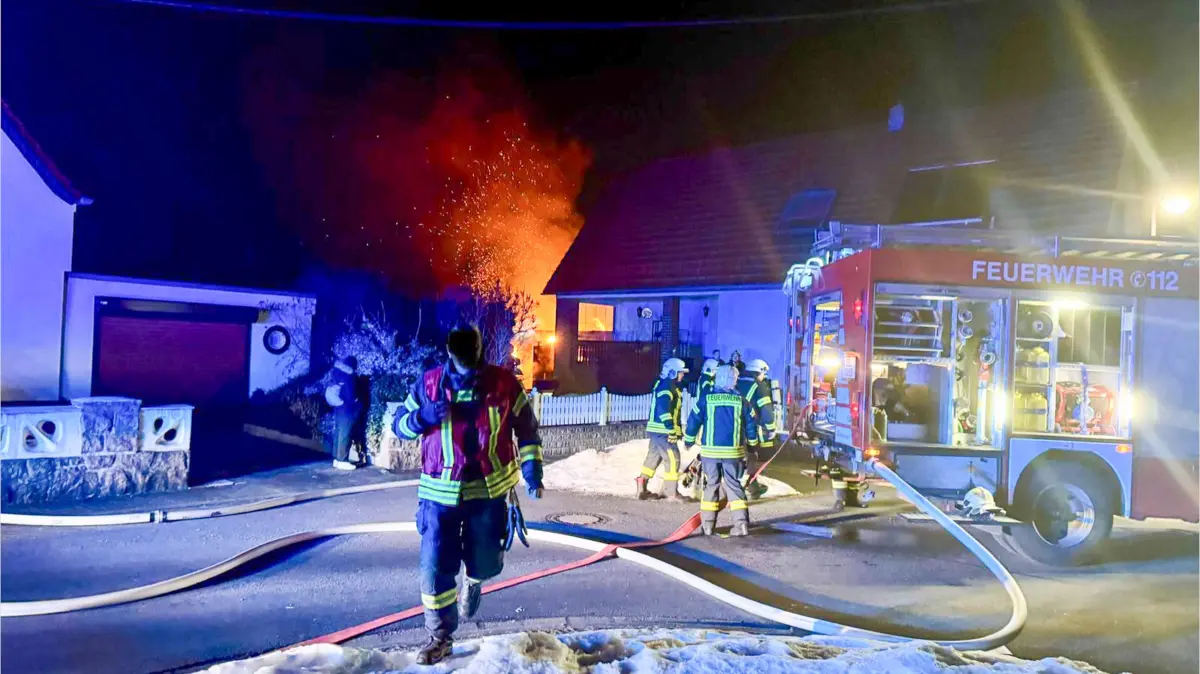 Weithin waren die Flammen vom Brand des Nebengebäudes in Lauchhammer-Süd zu sehen. Zahlreiche Feuerwehren eilten zum Brandort.