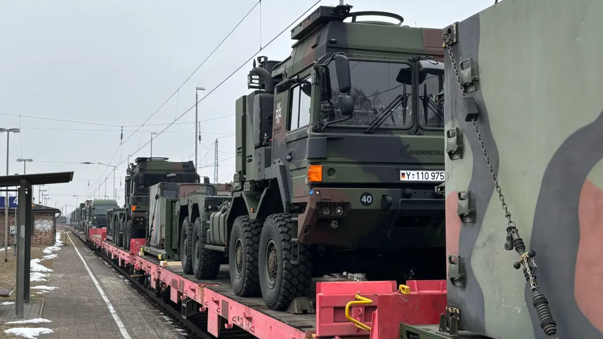 Ein Zug mit Militärfahrzeugen passiert den Bahnhof in Hosena im Landkreis Oberspreewald-Lausitz.