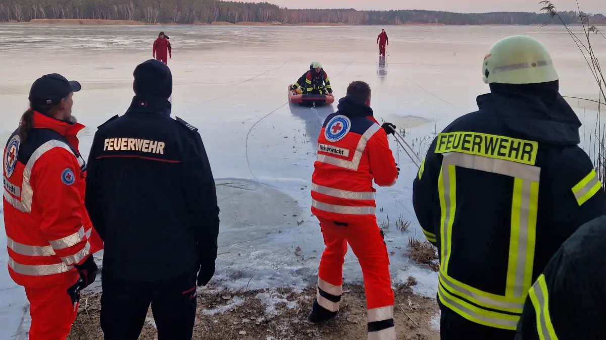 Die DRK-Wasserwacht unterstützte beim Einsatz am Senftenberger die Einsatzkräfte der Feuerwehr. Eindringlich wird vor dem Betreten der Eisflächen gewarnt.