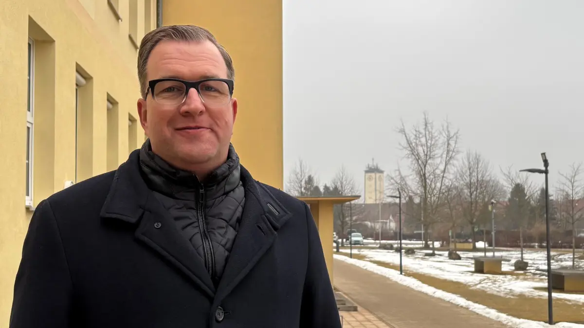 Im Wahllokal 4, im Haus der Begegnung in Schwarzheide, gibt Kandidat Alexander Erbert (CDU) kurz nach 10 Uhr seine Stimme ab.