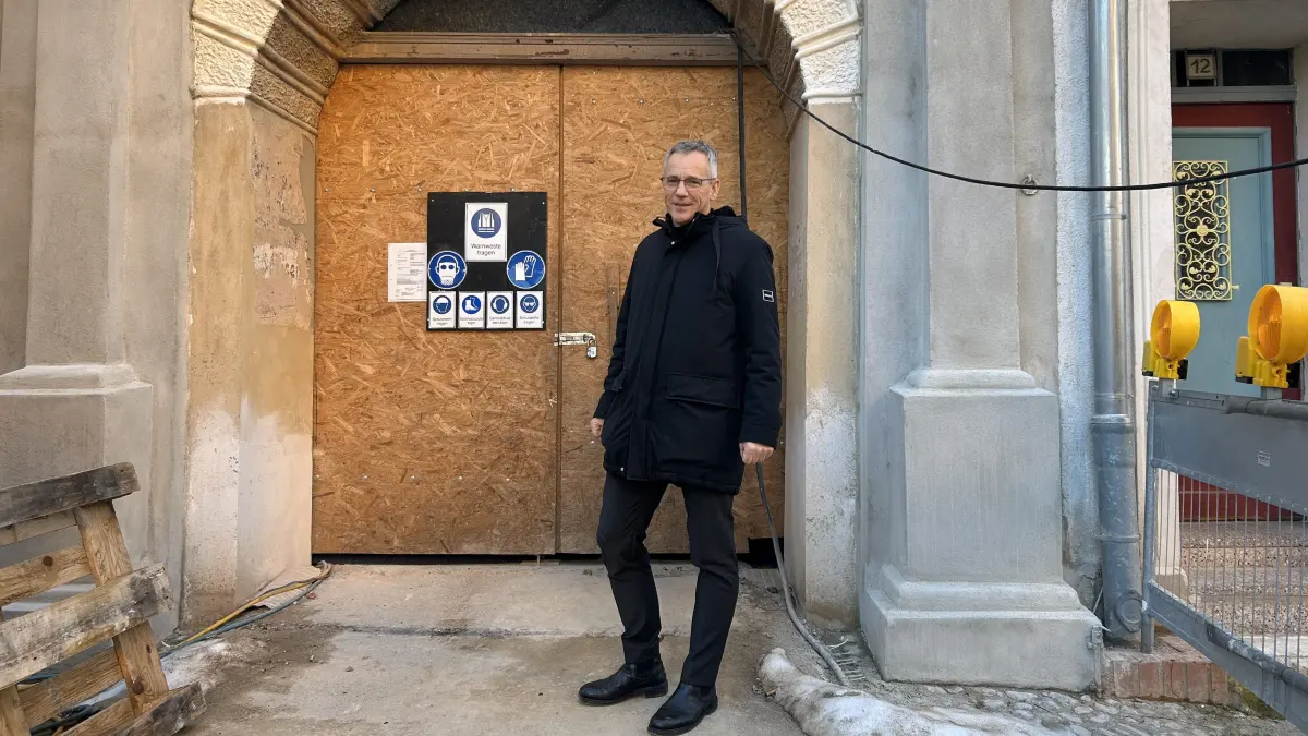 Bürgermeister Gerald Lehmann vor dem Eingang zum Bürgerhaus "Am Markt 13" in Luckau, in dem künftig ein Teil der Stadtverwaltung und das Trauzimmer untergebracht werden sollen.