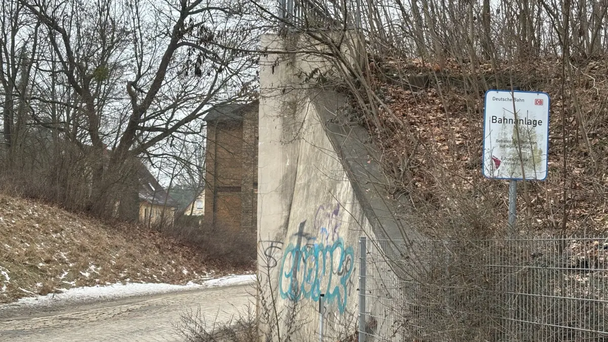 Dieses alte Brückenwiderlager in der Hosenaer Bahnhofstraße steht einem geradlinigen Verlauf der Trasse entgegen. Doch einen Abriss wird es nicht geben.