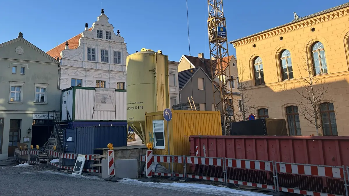 Noch ist der Blick auf das sanierte Bürgerhaus „Am Markt 13“ in Luckau durch Baugeräte verstellt. Hält die Stadt am geplanten Fertigstellungtermin Mitte 2026 fest?