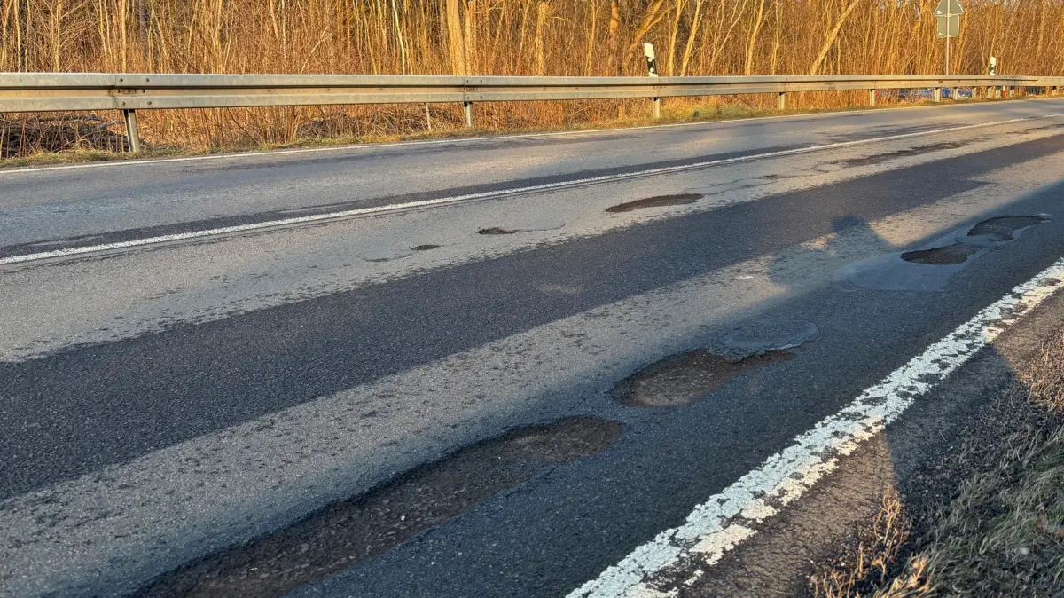 Schlaglöcher auf der L50 zwischen Bärenklau und der Gemeinde Schenkendöbern bei Guben verlangen von so manchem Pendler kreative Ausweichmanöver.