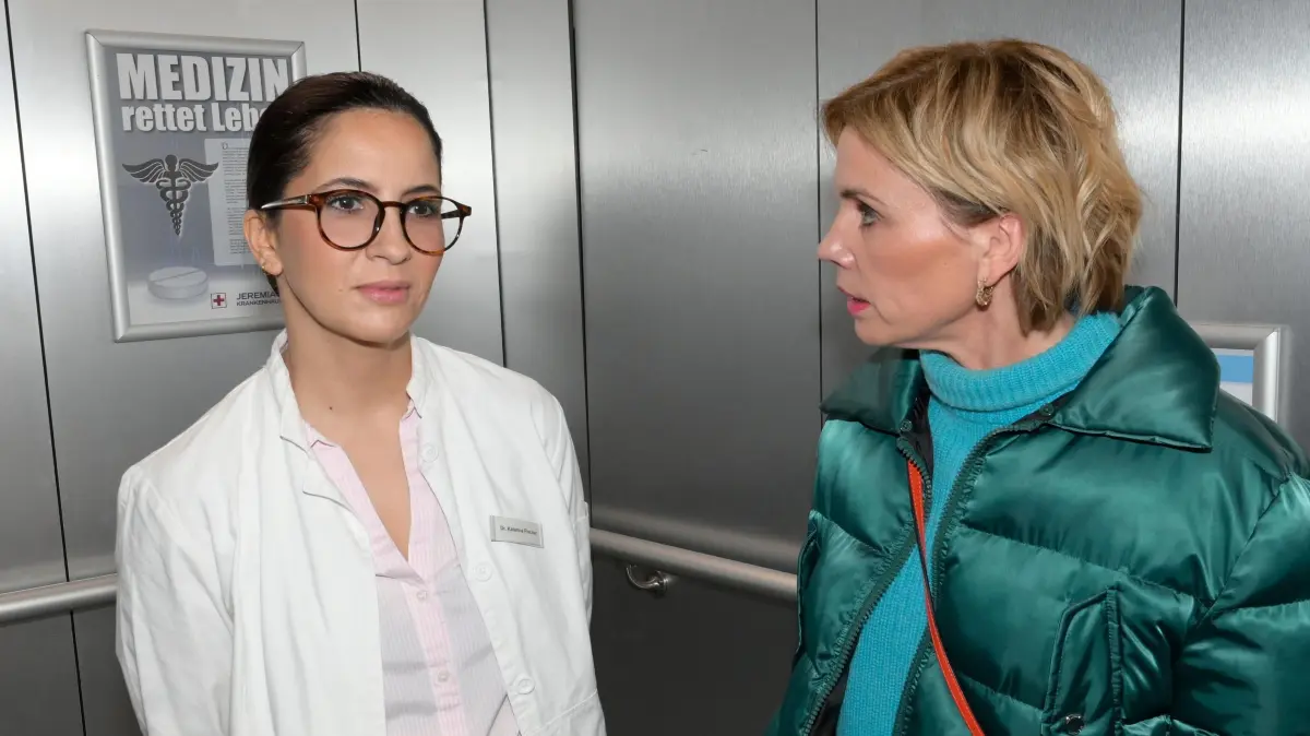 Laura (Chryssanthi Kavazi, l.) schockiert ihre Mutter Yvonne (Gisa Zach).