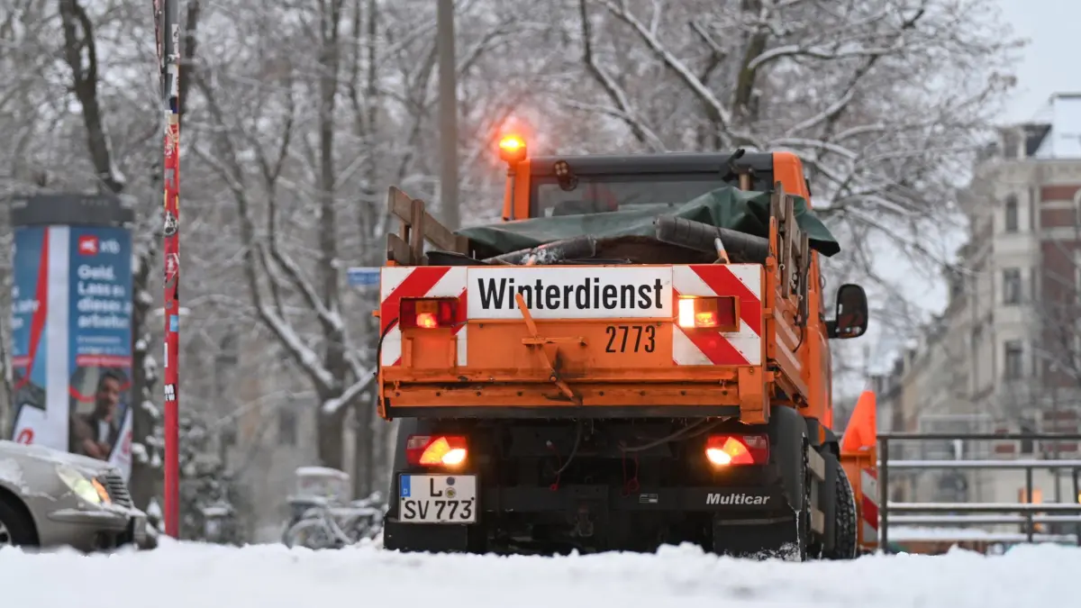 Winterwetter in Sachsen: 26.01.2026, Sachsen, Leipzig: Ein Fahrzeug des Winterdienstes räumt die Karl-Liebknecht-Straße in Leipzig. Foto: David Hammersen/dpa +++ dpa-Bildfunk +++