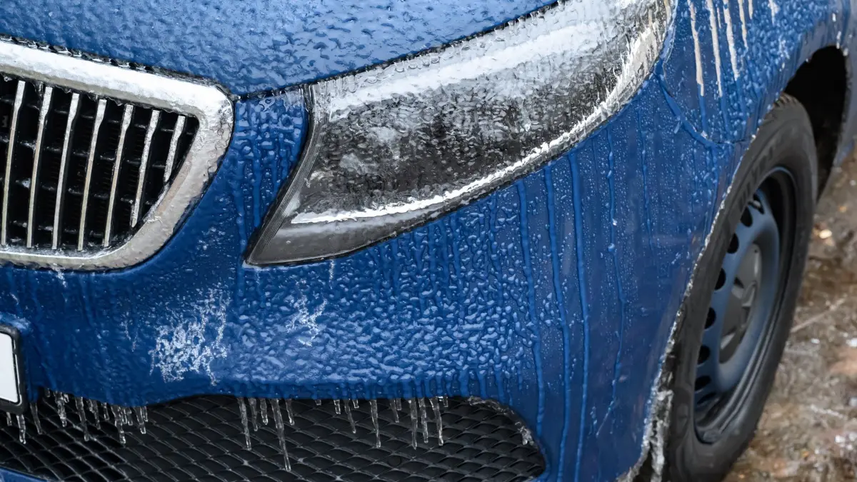 Winterwetter in Brandenburg: 26.01.2026, Brandenburg, Frankfurt (Oder): Am frühen Morgen ist ein geparktes Auto mit einer Eisschicht überzogen. Auch in Brandenburg sind die Straßen glatt. Es komme derzeit zu mehr Unfällen als sonst, sagte ein Polizeisprecher. Noch sei die Lage aber übersichtlich. Foto: Patrick Pleul/dpa +++ dpa-Bildfunk +++
