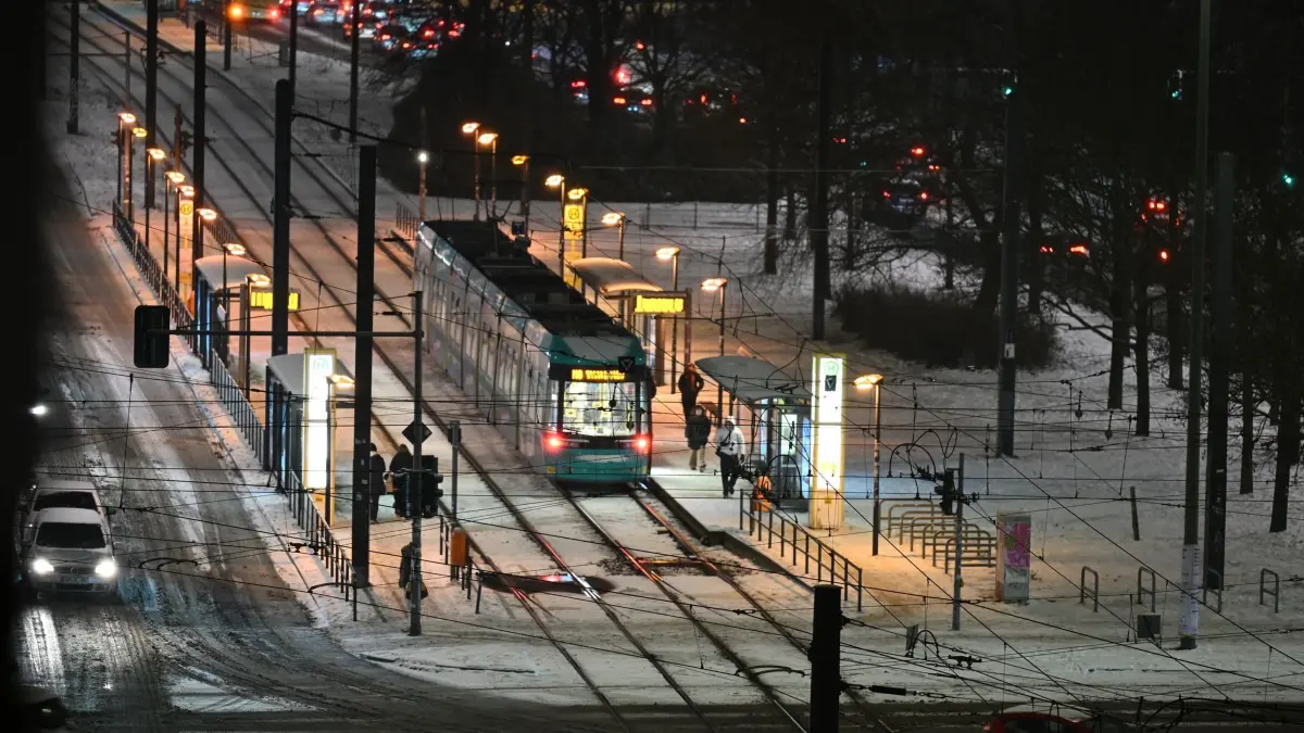 Winterwetter in Berlin: ARCHIV - 12.01.2026, Berlin: Nahe des Alexanderplatzes liegt noch Schnee auf den Straßen und zwischen den Schienen, während eine Tram kommt und Fußgänger unterwegs sind. (zu dpa: «Kein Straßenbahn-Verkehr wegen vereister Oberleitungen») Foto: Annette Riedl/dpa +++ dpa-Bildfunk +++