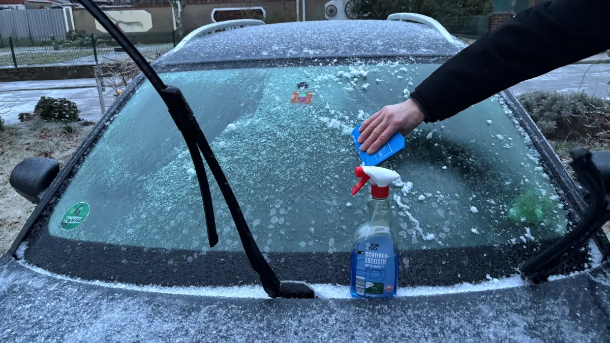 Eisregen behindert Autofahrer und legte den Berufsverkehr in der Uckermark lahm. Eine dicke Eisschicht hat sich auf Autoscheiben gelegt und Türen festgefroren. Mit Kratzer und Enteiser mussten man sich freie Sicht verschaffen. Doch auch die Straßen und Wege in der Uckermark sind spiegelglatt.