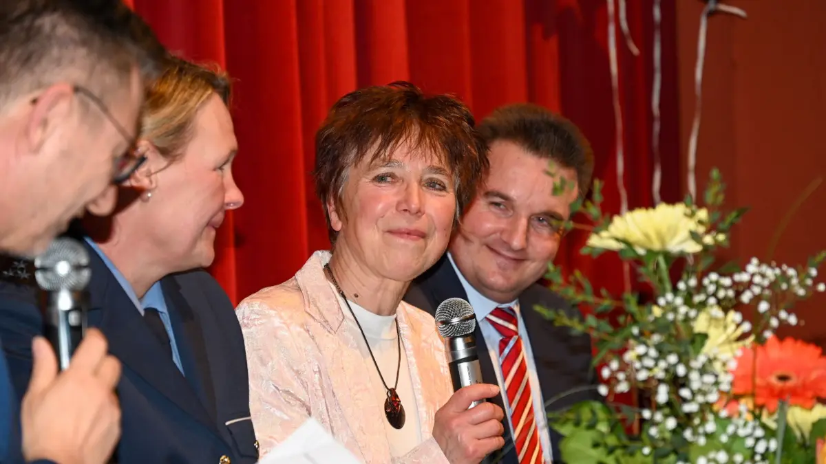 Kämmerin Sigune Hilke (v.l.) wird im Sommer 2026 die Finanzen der Gemeinde Rietschen an René Hirsch (r.) übergeben. Beim Neujahrsempfang wurde die Personalie bekannt gegeben.