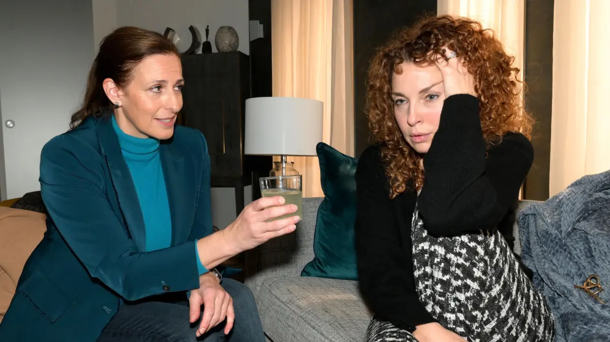 Katrin (Ulrike Frank) muss ihre Freundin Nina (Maria Wedig) unterstützen.