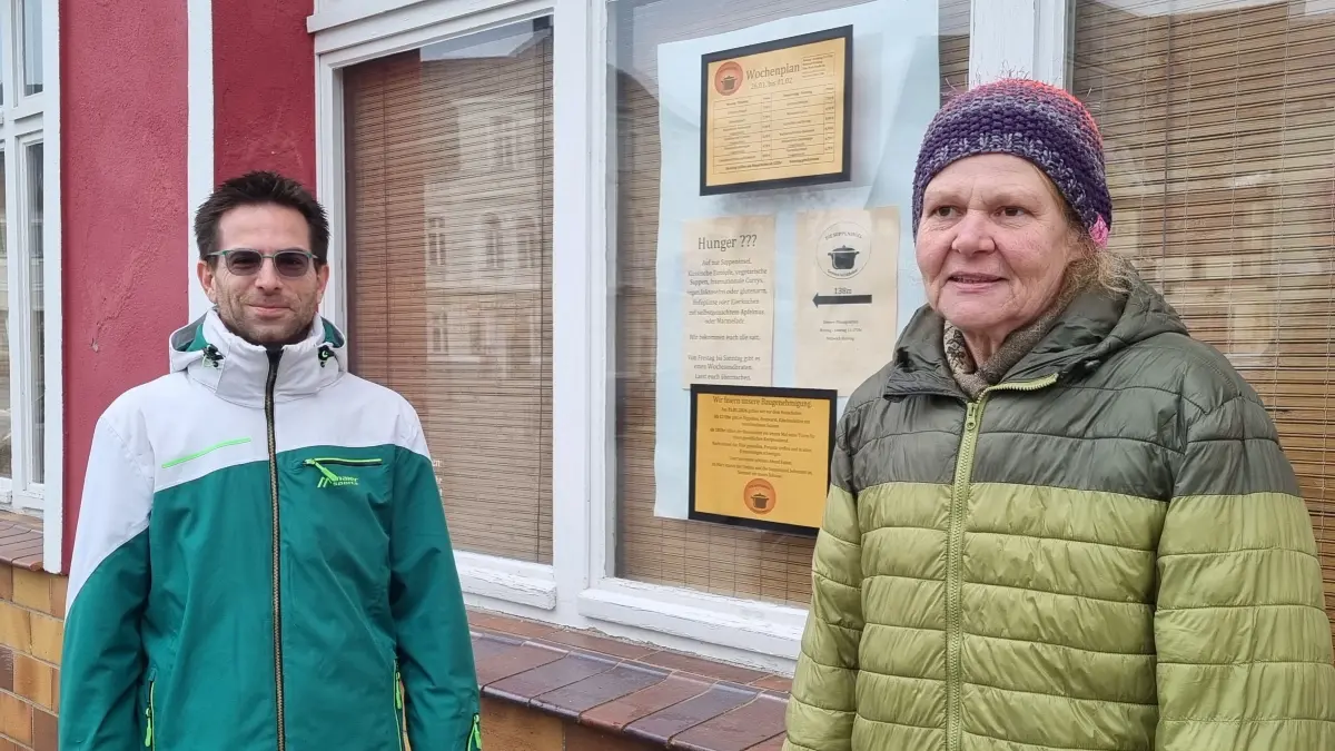 Doreen Neugärtner und Paul Schulz vor dem Gasthaus Heuschober in der Altstadt von Lübbenau.