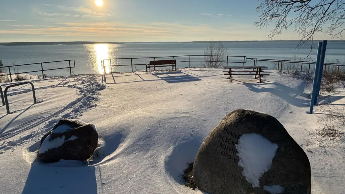 Das Lausitzer Seenland hat auch im Winter seine Reize, hier am Aussichtspunkt Lieske oberhalb des Sedlitzer Sees. Doch Touristen sind in der kalten Jahreszeit eher selten.