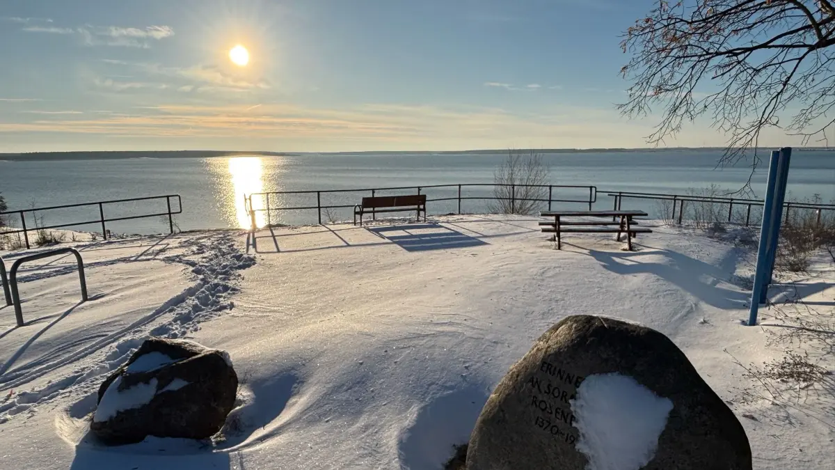 Das Lausitzer Seenland hat auch im Winter seine Reize, hier am Aussichtspunkt Lieske oberhalb des Sedlitzer Sees. Doch Touristen sind in der kalten Jahreszeit eher selten.