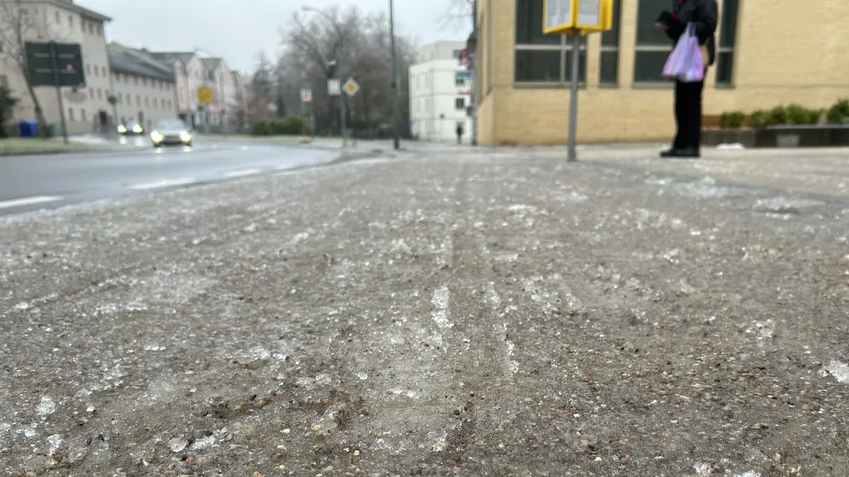 Spiegelglatte Straßen und Gehwege führen am Montagmorgen (26.1) in Königs Wusterhausen teilweise zu Chaos.
