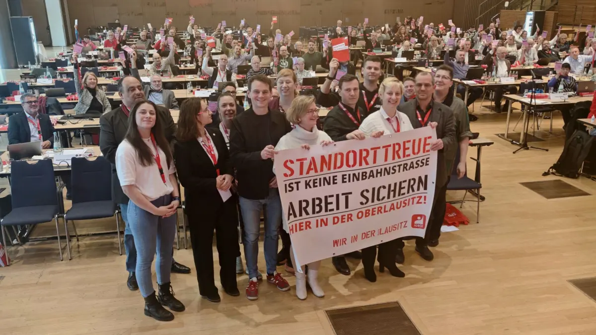 Unterstützung für die betroffenen Mitarbeiter des Glaswerkes Bernsdorf: Auf der DGB-Konferenz in Dresden haben Delegierte und Gewerkschaften ihre Solidarität ausdrücklich bekräftigt.