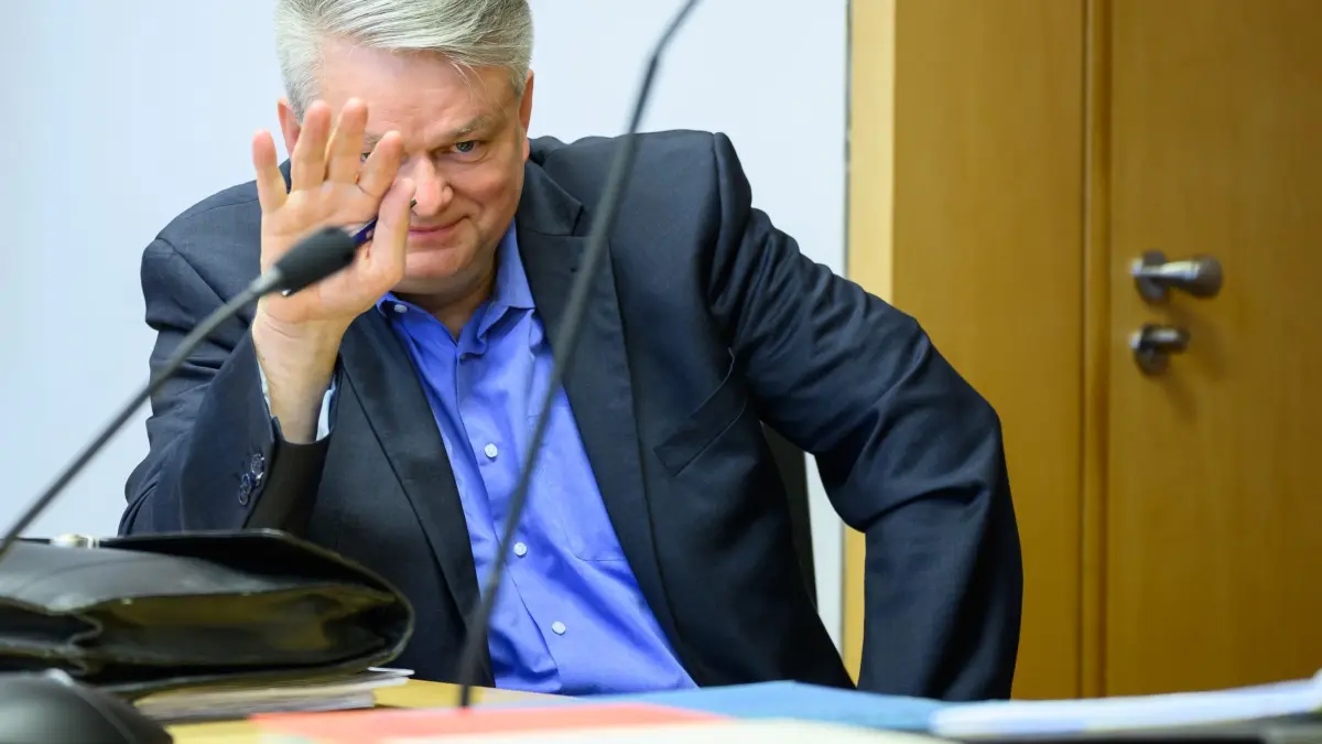 Prozessbeginn gegen AfD-Abgeordneten: 27.01.2026, Brandenburg, Frankfurt (Oder): Wilko Möller, AfD-Landtagsabgeordneter und Vorsitzender der AfD Frankfurt (Oder), sitzt in der Gerichtsverhandlung am Landgericht Frankfurt (Oder), wegen des Vorwurfs der Verwendung öffentlich verbotener Kennzeichen. Die Staatsanwaltschaft wirft dem 59-Jährigen vor, im Landtagswahlkampf 2024 öffentlich verbotene Kennzeichen verwendet zu haben. Mitangeklagt ist ein Werbegrafiker, der das Plakat gestaltet haben soll. Foto: Patrick Pleul/dpa +++ dpa-Bildfunk +++