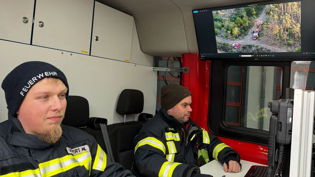 Max Wehnert (l.) und Patrick Donat im Einsatzleitwagen der Feuerwehr Bad Liebenwerda.