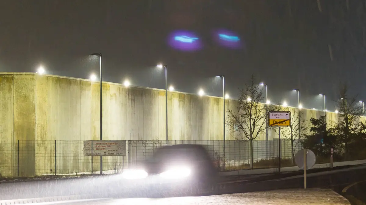 Die JVA Guben am Abend. In der Justizvollzugsanstallt sitzt der in Brandenburg weit bekannte Straftäter Frank Schökel ein, wo es zu einem Arzteinsatz gekommen ist.