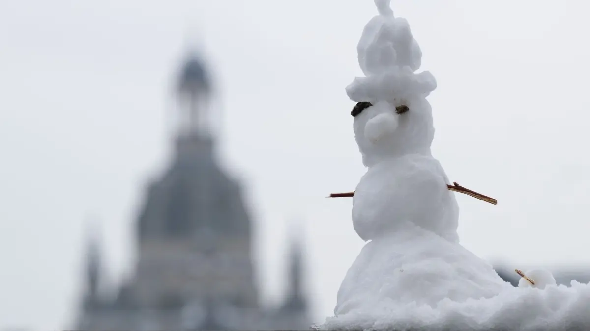 Winter in Sachsen: 27.01.2026, Sachsen, Dresden: Ein Schneemann steht vor der Kulisse der Frauenkirche. Foto: Sebastian Kahnert/dpa +++ dpa-Bildfunk +++