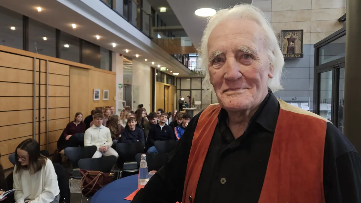 Manfred Hüllen (86) hat Krieg und Nachkriegszeit als Kind erlebt – und erzählt heute davon als Zeitzeuge.