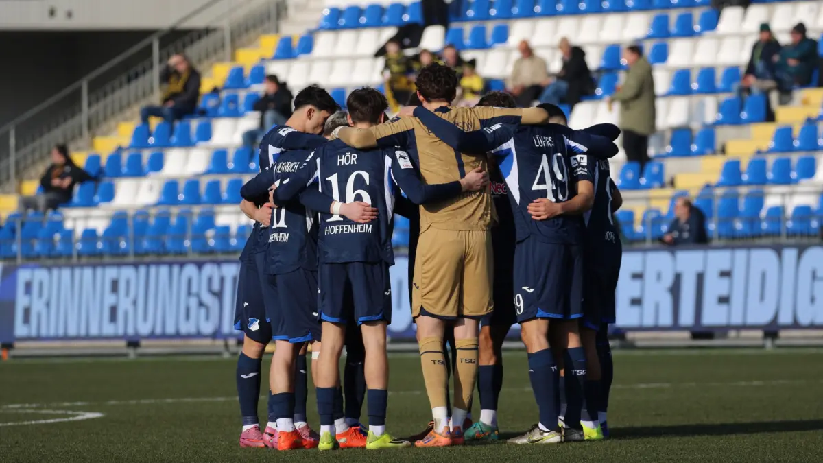 Die Spieler vom TSG Hoffenheim II bilden einen Mannschaftskreis zum Schulterschluss.
GER, TSG 1899 Hoffenheim II gegen Alemannia Aachen, Fussball, 3.Liga, 21.Spieltag, Spielzeit 2025/2026, 24.01.2026
(DFL DFB REGULATIONS PROHIBIT ANY USE OF PHOTOGRAPHS as IMAGE SEQUENCES and or QUASI-VIDEO).
Foto: Eibner-Pressefoto/Joerg Hirsch