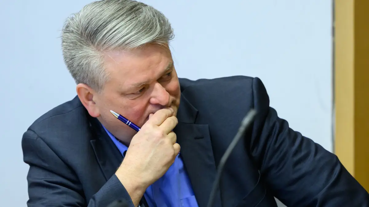 Prozessbeginn gegen AfD-Abgeordneten: 27.01.2026, Brandenburg, Frankfurt (Oder): Wilko Möller, AfD-Landtagsabgeordnete und Vorsitzende der AfD Frankfurt (Oder), sitzt in der Gerichtsverhandlung am Landgericht Frankfurt (Oder), wegen des Vorwurfs der Verwendung öffentlich verbotener Kennzeichen. Die Staatsanwaltschaft wirft dem 59-Jährigen vor, im Landtagswahlkampf 2024 öffentlich verbotene Kennzeichen verwendet zu haben. Mitangeklagt ist ein Werbegrafiker, der das Plakat gestaltet haben soll. Foto: Patrick Pleul/dpa +++ dpa-Bildfunk +++