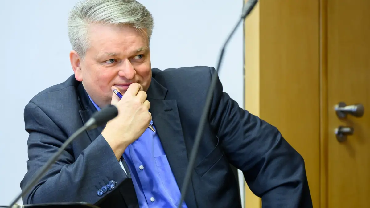 Prozessbeginn gegen AfD-Abgeordneten: 27.01.2026, Brandenburg, Frankfurt (Oder): Wilko Möller, AfD-Landtagsabgeordneter und Vorsitzender der AfD Frankfurt (Oder), sitzt in der Gerichtsverhandlung am Landgericht Frankfurt (Oder), wegen des Vorwurfs der Verwendung öffentlich verbotener Kennzeichen. Die Staatsanwaltschaft wirft dem 59-Jährigen vor, im Landtagswahlkampf 2024 öffentlich verbotene Kennzeichen verwendet zu haben. Mitangeklagt ist ein Werbegrafiker, der das Plakat gestaltet haben soll. Foto: Patrick Pleul/dpa +++ dpa-Bildfunk +++