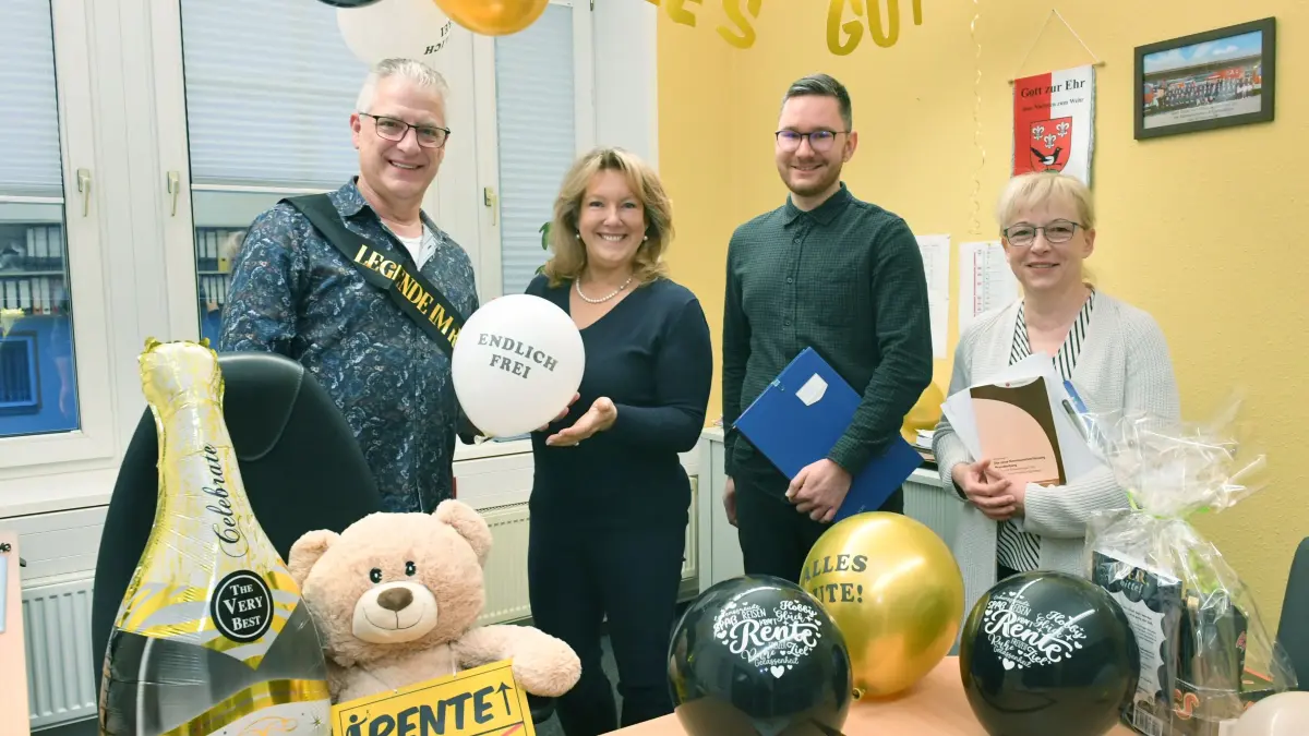 Ansgar Große (l.), stellvertretender Bürgermeister in Elsterwerda, wird im Rathaus zünftig in seinen Ruhestand ab Februar verabschiedet. Die besten Wünschen für den nächsten Lebensabschnitt gibt es von Bürgermeisterin Anja Heinrich, von seiner Interimsvertretung, der Kämmerin Rica Reinel-Langner (r.) und Hannes Simon, ab August sein Nachfolger als Stellvertreter und Fachbereichsleiter.
