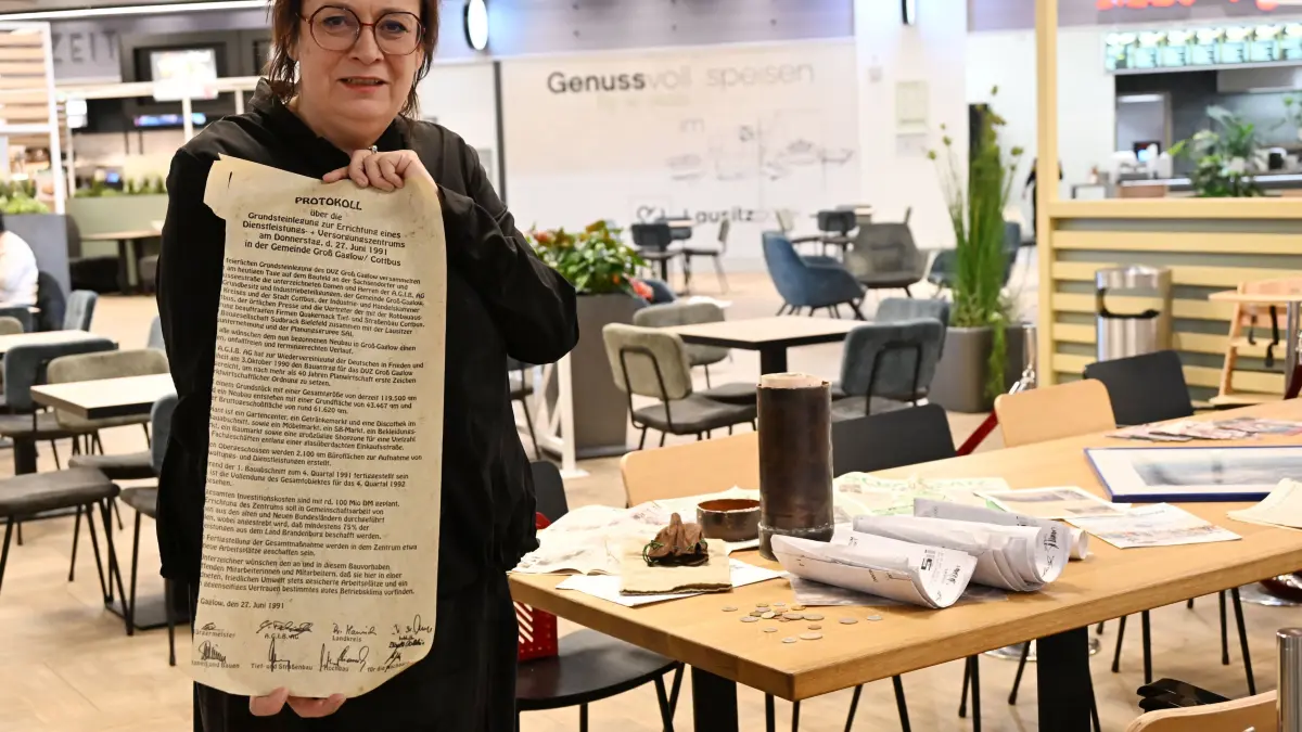 Lausitz Park Zeitkapsel: Center Managerin Sylke Schulz-Apelt
Bei den Abrissarbeiten des alten Lausitzparks wurde die Zeitkapsel aus dem Jahr 1991 gefunden. Dieses außergewöhnliche Fundstück stammt aus der Entstehungszeit des ursprünglichen Einkaufszentrums und bietet einen seltenen Einblick in die Geschichte dieses Standorts.