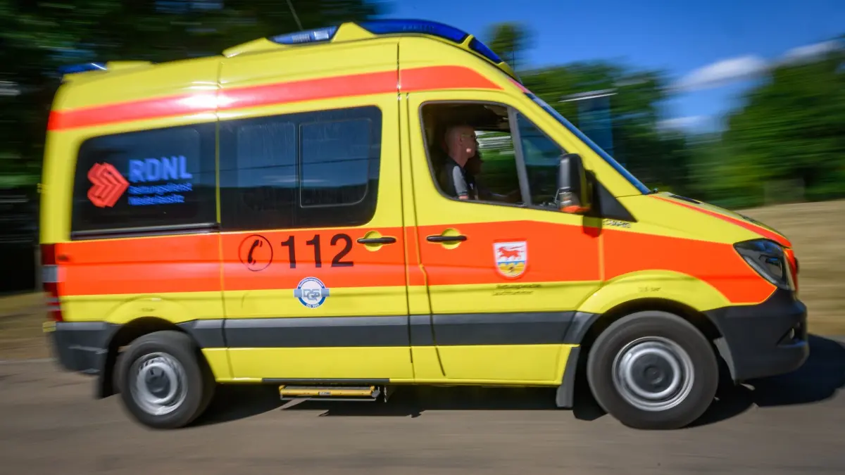 Rettungswagen: ARCHIV - 04.07.2025, Brandenburg, Cottbus: Ein Rettungsdienst ist während einer Übung im Einsatz. (zu dpa: «Krankenkassen setzen sich im Rettungsdienst -Streit durch») Foto: Patrick Pleul/dpa +++ dpa-Bildfunk +++