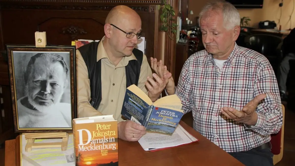 Matthias Stark (l.) aus Stolpen und Klaus Krause aus Minden diskutierten 2015 in der Spremberger "Bücherklause" über das Verhältnis zwischen Peter Jokostra und Erwin Strittmatter. Foto: T. Richter-Zippack/trt1