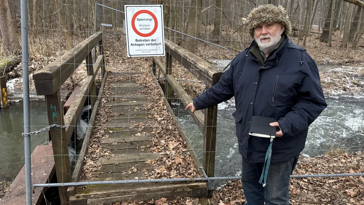 Arnulf Weingardt vom NABU Kreisverband Spreewald e.V. an der Brücke