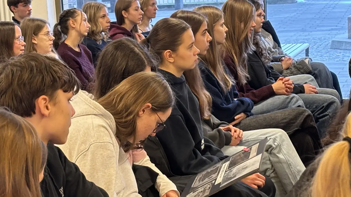 Schülerinnen und Schüler aus Spremberg hören, wie der Zeitzeuge Manfred Hüllen, im Zweiten Weltkrieg seine Schwester Ursula verliert. Er dachte, sie sei nur eingeschlafen.