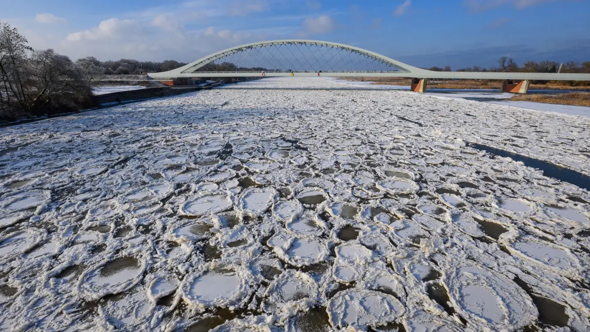 Winterwetter in Brandenburg: 28.01.2026, Brandenburg, Küstrin-Kietz: Mit Eisschollen zugefroren ist der deutsch-polnische Grenzfluss Oder im Oderbruch im östlichen Brandenburg am Grenzübergang Küstrin-Kietz. Foto: Patrick Pleul/dpa +++ dpa-Bildfunk +++