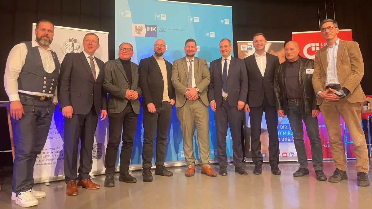 Mario Kuhla, Mitorganisator von der Kreishandwerkerschaft Elster-Spree, Kandidat und Landrat Christian jaschinski, Carsten Böhm vom BVMW, Kandidat Christian Nürbchen, Regionalleiter der IHK Cottbus Manuel Stedtler, Kandidat Norbert Kleinwächter, Kandidat Marcel Schmidt, Gerd Rothaug, Vizepräsident der IHK Cottbus und Moderator und Hauptgeschäftsführer der IHK, André Fritsche (v.l.)