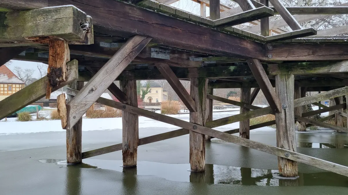 Noch standfest? Die Pfahlkonstruktion der großen Stufenbrücke am Spreewaldhafen in Lübbenau ist stark angegriffen und für Fußgänger gesperrt.