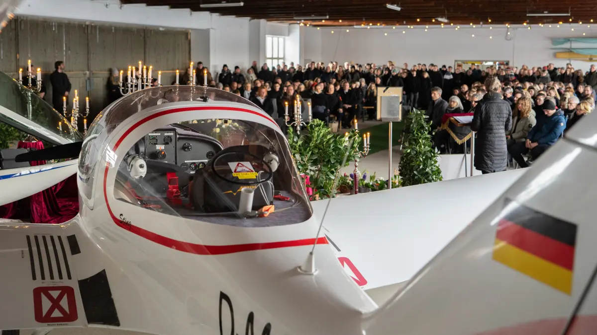 Die bewegende private Trauerfeier für den tödlich verunglückten Oskar aus dem Schradenland fand im Hangar des Segelfliegerclubs Riesa-Canitz statt. Symbolisch für seine Leidenschaft, das Fliegen, wurde ein Segelflugzeug in die Halle geschoben.