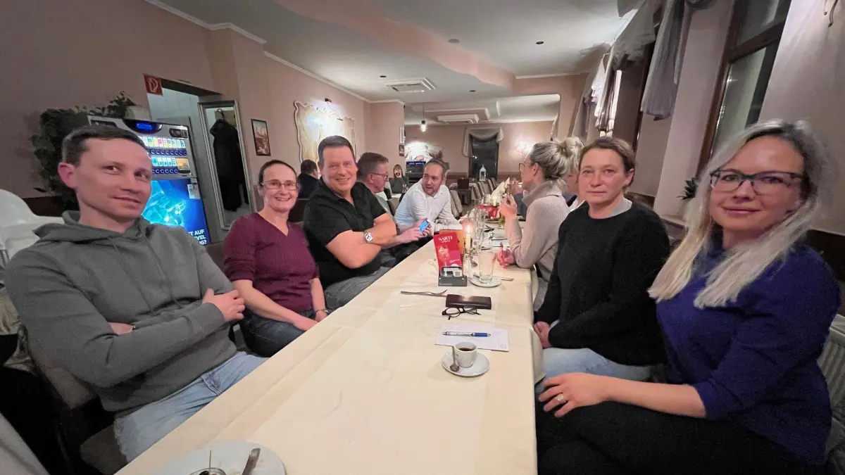 Beim Krisentreffen in Herzberg beraten Michael Weigel (vorn links), Diana Bahn und Christoph Kost sowie Aileen Liesegang (vorn rechts) und Sybille Saure über die Folgen der VZB‑Krise.