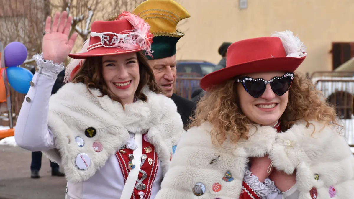 Stadtumzug in Schwarzheide. Diese beiden Närrinnen sind aus Sachsen nach Schwarzheide angereist.