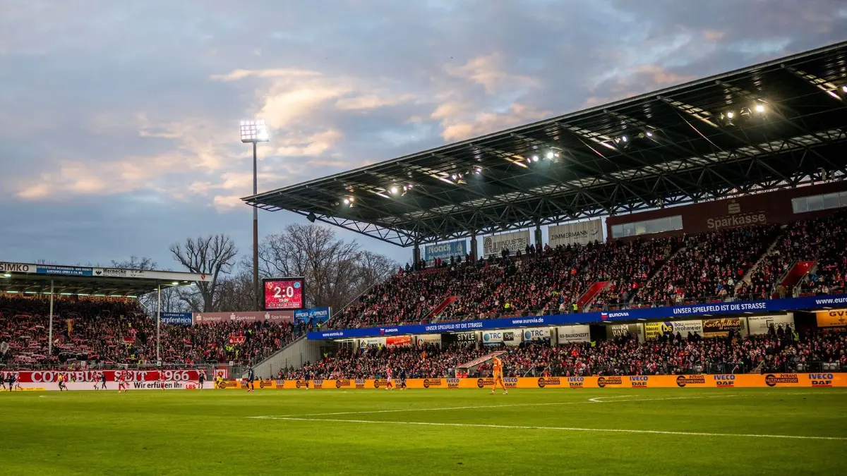 Leag Energie-Stadion von Energie Cottbus: ARCHIV - 06.12.2025, Brandenburg, Cottbus: Fußball: 3. Liga, Energie Cottbus - MSV Duisburg, 17. Spieltag, LEAG Energie Stadion. Tribüne im Stadion der Freundschaft. Die Umbaumaßnahmen können früher beginnen. (zu dpa: «Ministerium stimmt zu: Energie kann Umbaumaßnahmen starten») Foto: Julius Frick/dpa +++ dpa-Bildfunk +++