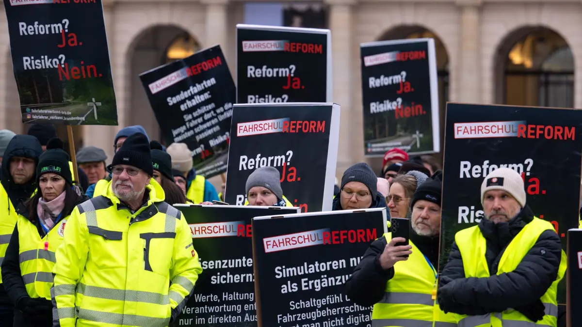 Brandenburger Fahrlehrer protestieren vor dem Landtag: 29.01.2026, Brandenburg, Potsdam: Fahrlehrer protestieren vor dem Landtag gegen Reformpläne des Bundesverkehrsministeriums für die Führerschein-Ausbildung. Die Demonstration findet unter dem Motto «Reform? JA! Risiko? Nein!». Foto: Soeren Stache/dpa +++ dpa-Bildfunk +++