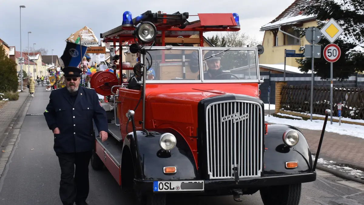 Einsatz in Schwarzheide. Am kommenden Sonnabend haben es die Kameraden jedoch nicht eilig, sie sind im Schritttempo unterwegs. Dafür ist die Ortsdurchfahrt gesperrt.